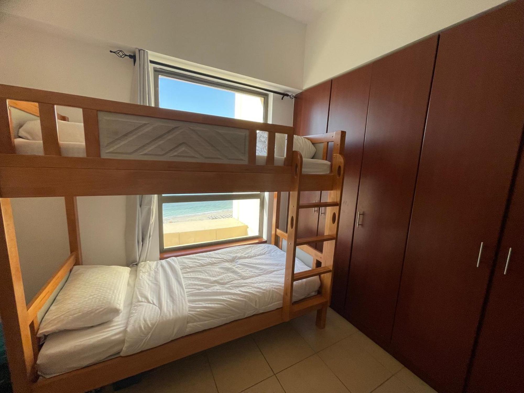 Seaview Beach Hostel Jbr - Walk To Beach - Gym - Pool - Metro Station Dubái Exterior foto