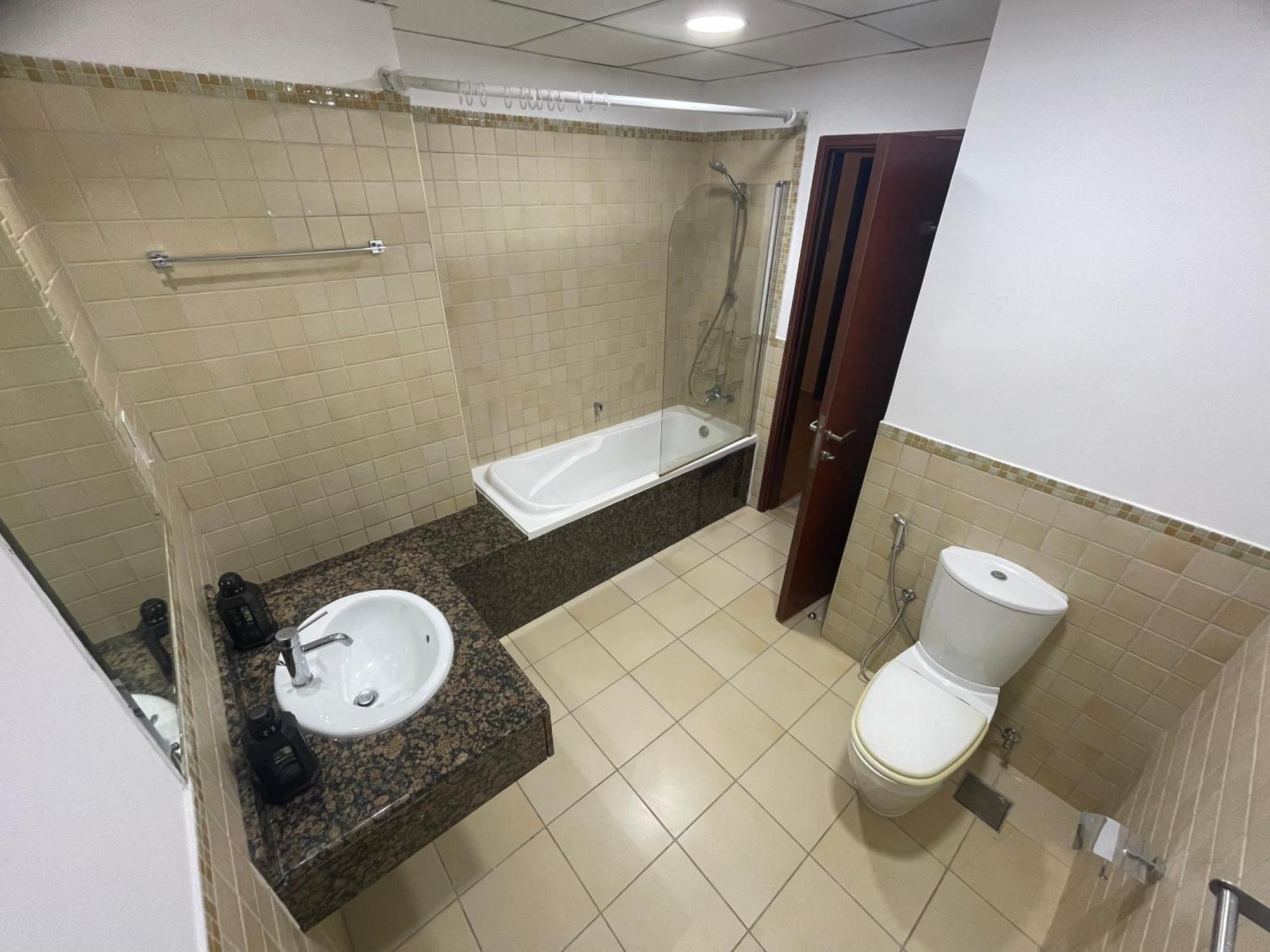 Seaview Beach Hostel Jbr - Walk To Beach - Gym - Pool - Metro Station Dubái Exterior foto