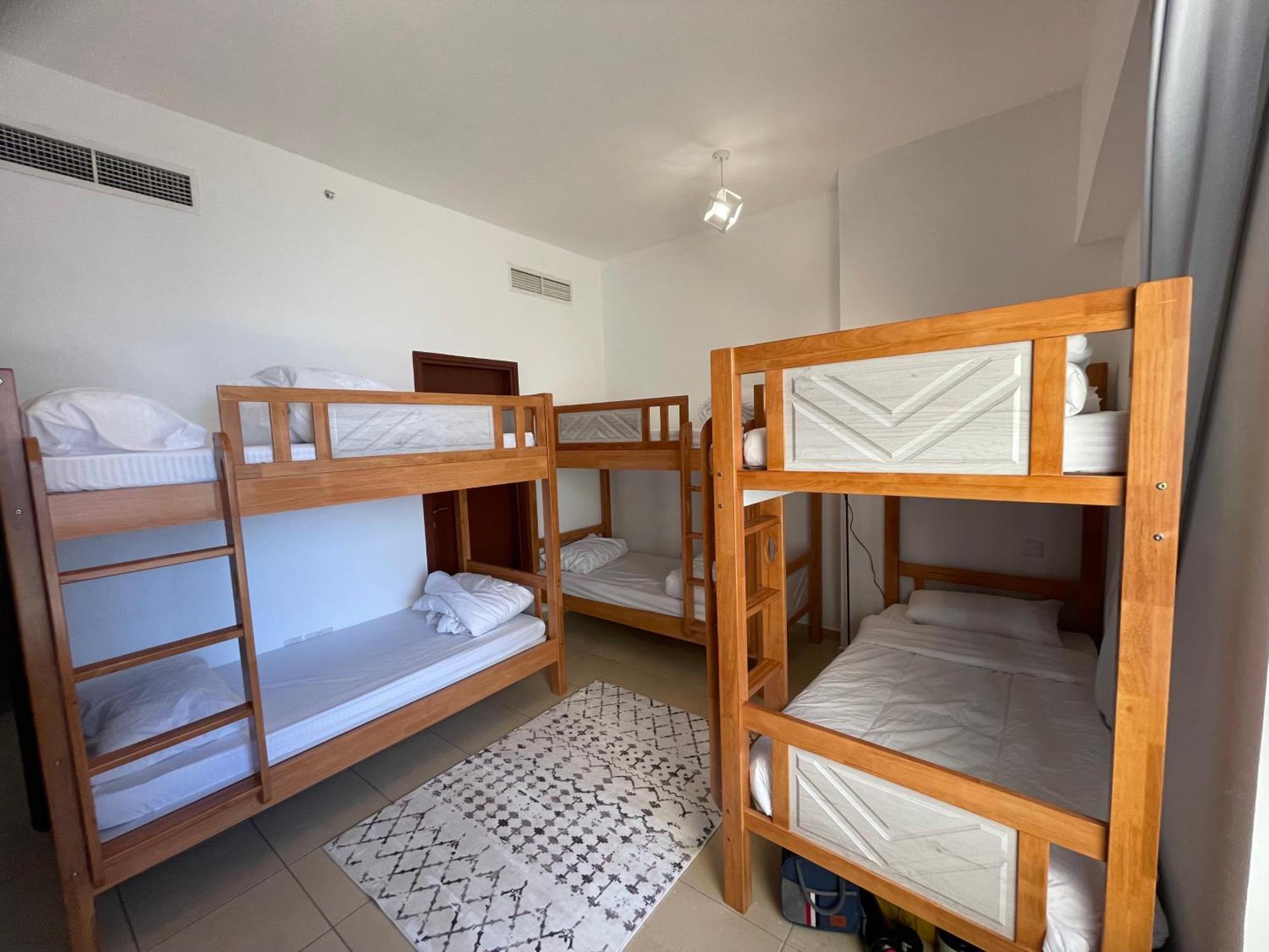 Seaview Beach Hostel Jbr - Walk To Beach - Gym - Pool - Metro Station Dubái Exterior foto